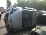  اللد: إنقلاب مركبة وإصابة متوسطة لسائقها وسط المدينة